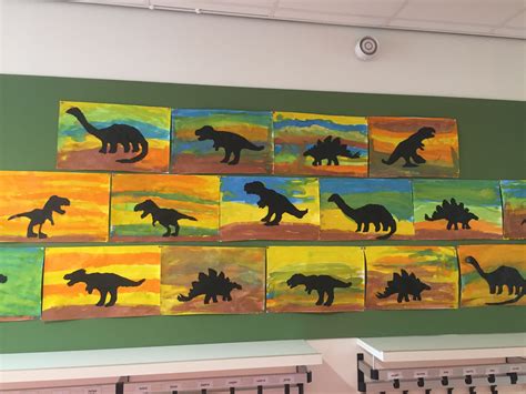 Collage van diverse knutselactiviteiten met dinosaurus thema