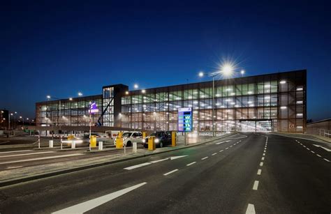 Ingang van de parkeergarage van het Designer Outlet Roermond