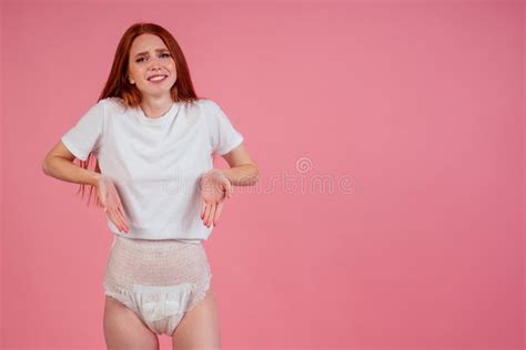 Illustratie van een volwassene die comfortabel een luier draagt, met een glimlach.