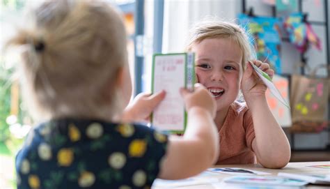 Illustratie van een volwassene die zich ontspannen voelt in een luier, mogelijk met een kinderlijk element zoals een knuffel.