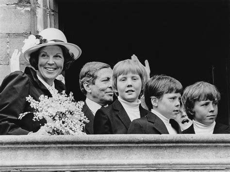 baby Beatrix in de armen van haar moeder prinses Juliana