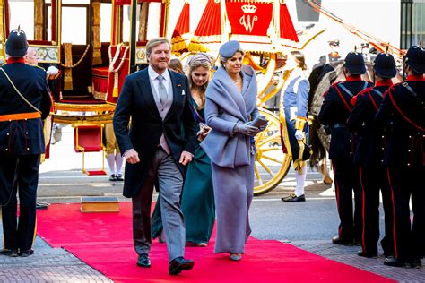 Prinses Beatrix zwaait naar koning Willem-Alexander tijdens Prinsjesdag