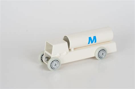 Een collage van verschillende ArcheToys metalen auto's in diverse kleuren en ontwerpen.