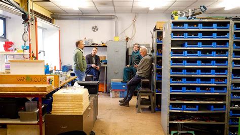 Een overzicht van de werkplaats van Floris Hovers, met diverse materialen en half-afgemaakte objecten.