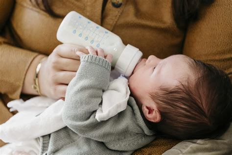 baby met flesje Nutrilon