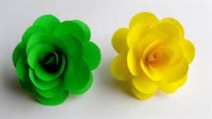 Gekleurde papieren bloem met muffinvormpje en rietje, geschikt als lente decoratie.