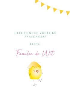 Een paaskaart in de vorm van een kuiken met een openklapbare eierschaal.