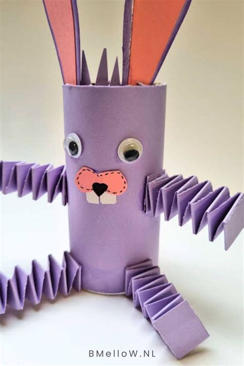 Een mandje versierd als paashaas, gemaakt van papier.