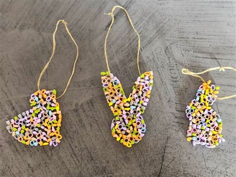 Diverse paashangers gemaakt van strijkkralen in de vorm van eieren, kuikentjes en konijnen.