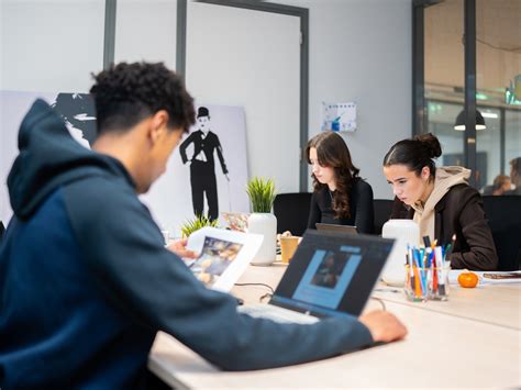 Illustratie van een student die een stagegesprek voert