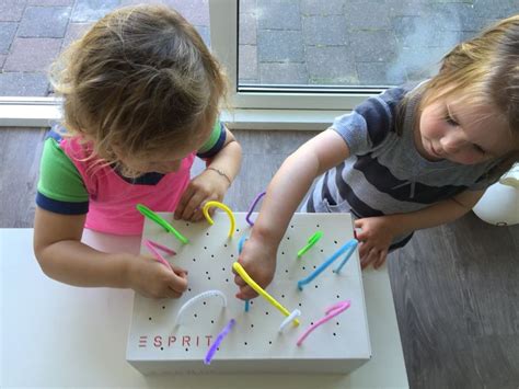 infographic met verschillende technieken voor fijne motoriek bij peuters: rijgen, prikken, sorteren met pincet.