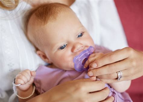 Illustratie die het natuurlijke zuigreflex van een baby toont tijdens het drinken uit een fles met de Natural Sucking Reflex Teat.