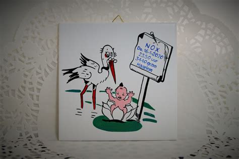 Een voorbeeld van een handbeschilderde geboortetegel met geboortegegevens.