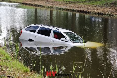 illustratie van een auto die te water is geraakt, met politie aanwezig