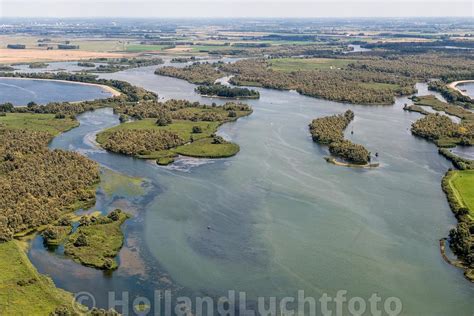Luchtfoto van de Tuinroute met kronkelende kustlijn en weelderige vegetatie