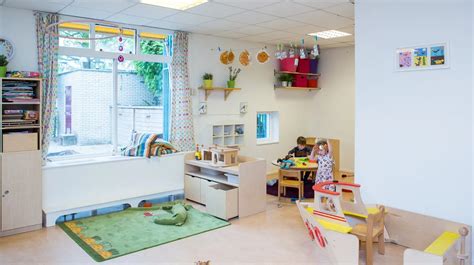 Interieur van een kinderdagverblijf met een baby-speelhoek.