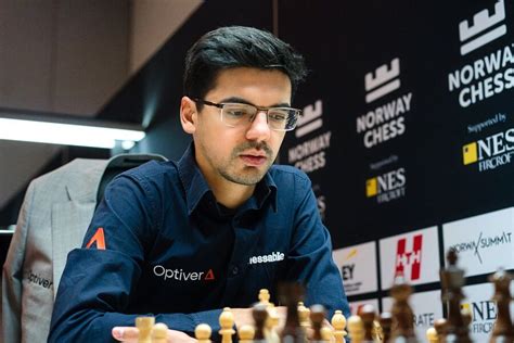 Anish Giri in actie tijdens een schaakpartij