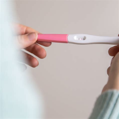 Illustratie van verschillende pretparkattracties met een duidelijke indicatie welke veilig zijn tijdens de zwangerschap.