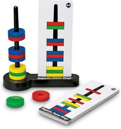kind dat magnetische ringen bespeelt met opdrachtkaarten