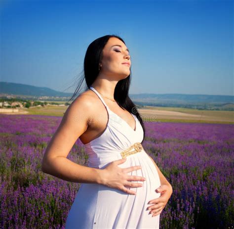 Foto van een ontspannen zwangere vrouw in een creatieve omgeving