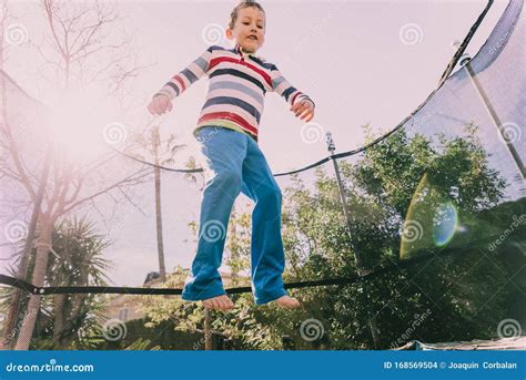 Illustratie van een peuter die veilig springt op een mini trampoline met beugel