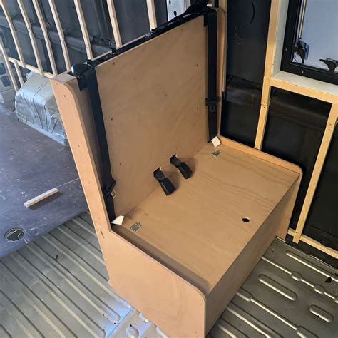 Foto van een camperbank met een stevige gordelbok, met de vraag of ISOFIX hierop gemonteerd kan worden.