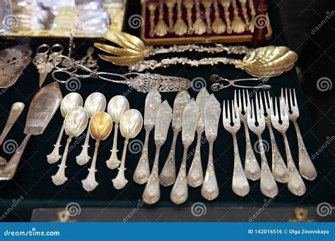 Overzicht van verschillende soorten antiek zilveren bestek met diverse keurmerken.
