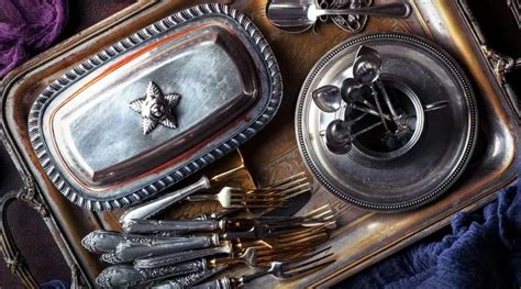 Illustratie van de buigtest om het verschil tussen massief zilver en verzilverd bestek aan te tonen.