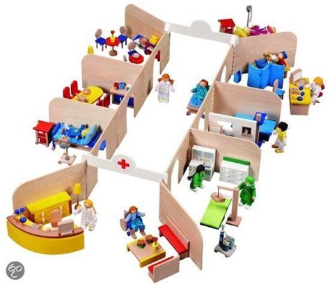 Houten speelgoed ziekenhuis met dokters en meubilair