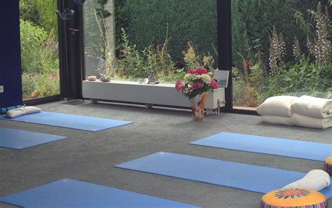 Foto van een rustige yogastudio met zachte verlichting