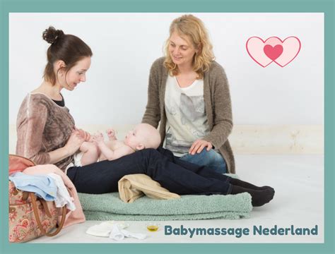 Foto van een groep ouders die een cursus babymassage volgen