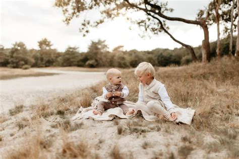 Foto van een baby die liefdevol wordt aangekeken