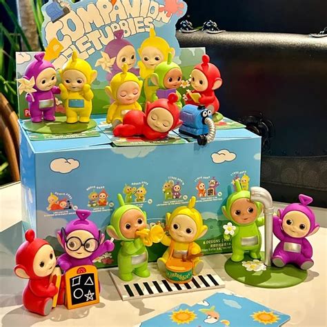 Collage van diverse Teletubbies merchandise, waaronder dekbedovertrekken, poppen en decoratie.