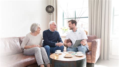 Medewerkers van Verloskundigenpraktijk Verde in gesprek met zwangere cliënten