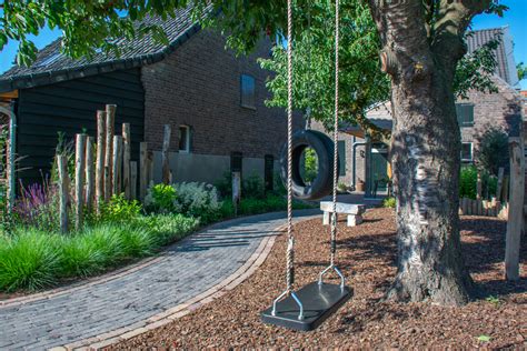 Een kindvriendelijke tuin met natuurlijke speelelementen