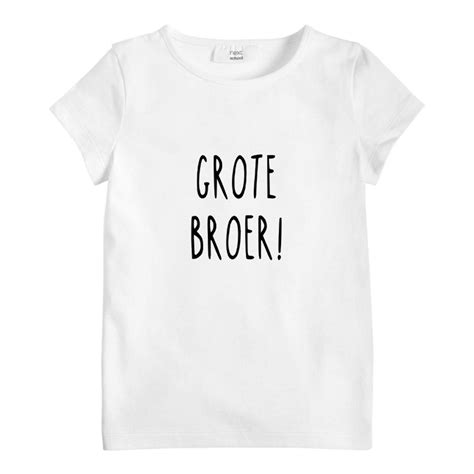 Een kind draagt een T-shirt met de tekst