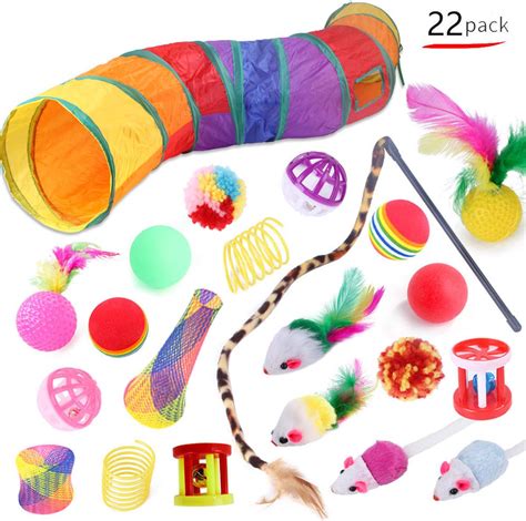 Collage van diverse interactieve kattenspeeltjes