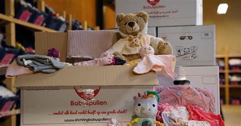 Babypakket van Stichting WHOE met onder andere knuffels.
