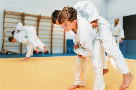 Jonge kinderen die judo beoefenen