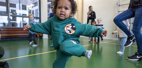 Peuters die spelenderwijs bewegen tijdens een judoles