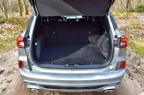 Locatie van reservewiel en gereedschap in de bagageruimte van een Ford Focus