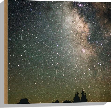 Een heldere sterrenhemel boven de rode rotsformaties van Red Rock State Park.