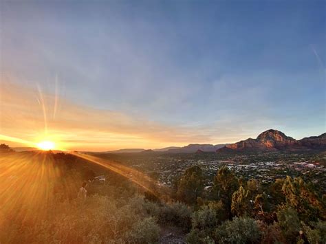 Zonsopgang over Sedona vanaf Airport Mesa, met de rode rotsen badend in gouden licht.