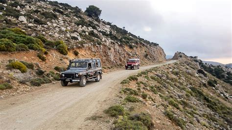 Een 4x4 Jeep die off-road rijdt door de canyons van Sedona.