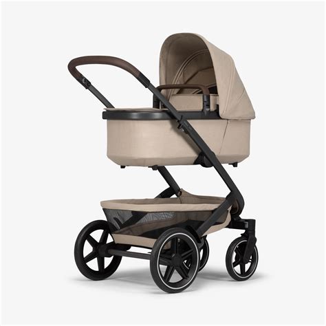 Gedetailleerde afbeelding van de Joolz Geo³ kinderwagen met focus op de ruime boodschappenmand en XL wielen.