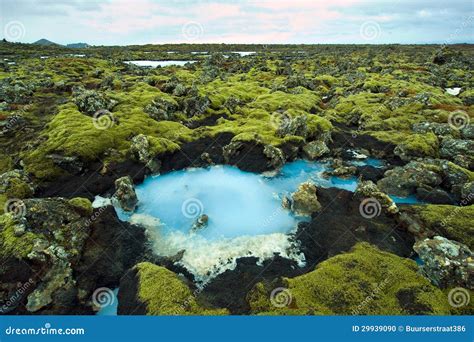 Landschap van de Blauwe Lagune met stomende wateren en lavavelden