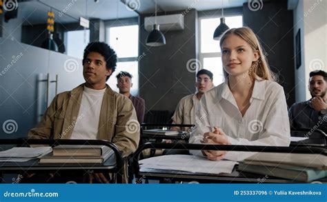 Opleidingsgebouwen met studenten die aan het studeren zijn.