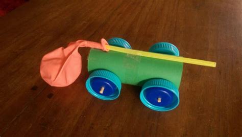 Voorbeeld van een zelfgemaakt spuitstuk van rietjes voor de ballonauto.