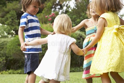 Een vrolijke groep kinderen die samen spelen in een lichte, huiselijke kinderopvangruimte.