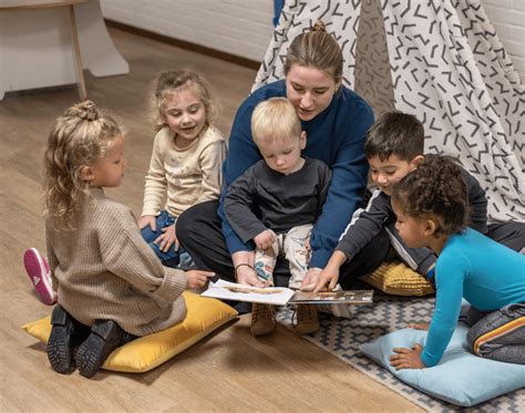 Een foto van het team van Kinderdagverblijf LouLou, lachend en interactief met kinderen.